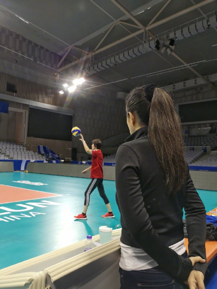 巩俐为拍《中国女排》与郎平同框 54岁这身材无敌了