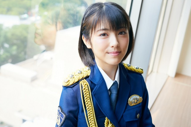 美波美翻！新特摄剧《一日偶像署长》滨边美波警服造型亮相