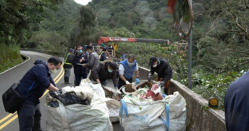陽明山又遭廢棄物丟棄 保七警追逮嫌犯嚴懲不法