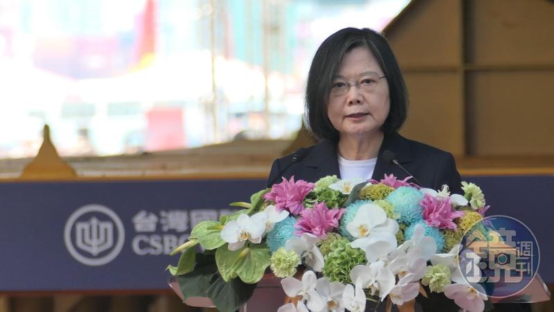 【國造潛艦下水2】為海鯤艦擲瓶命名 蔡英文籲朝野支持後續潛艦建造