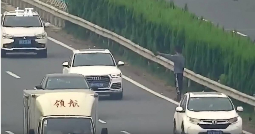 不知兒已下車!粗心父母將他留在高速公路 少年「橫穿4線道」攔車求助