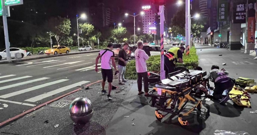 空軍士兵載男大生「未兩段左轉」慘遭客車撞飛 男大生命危昏迷